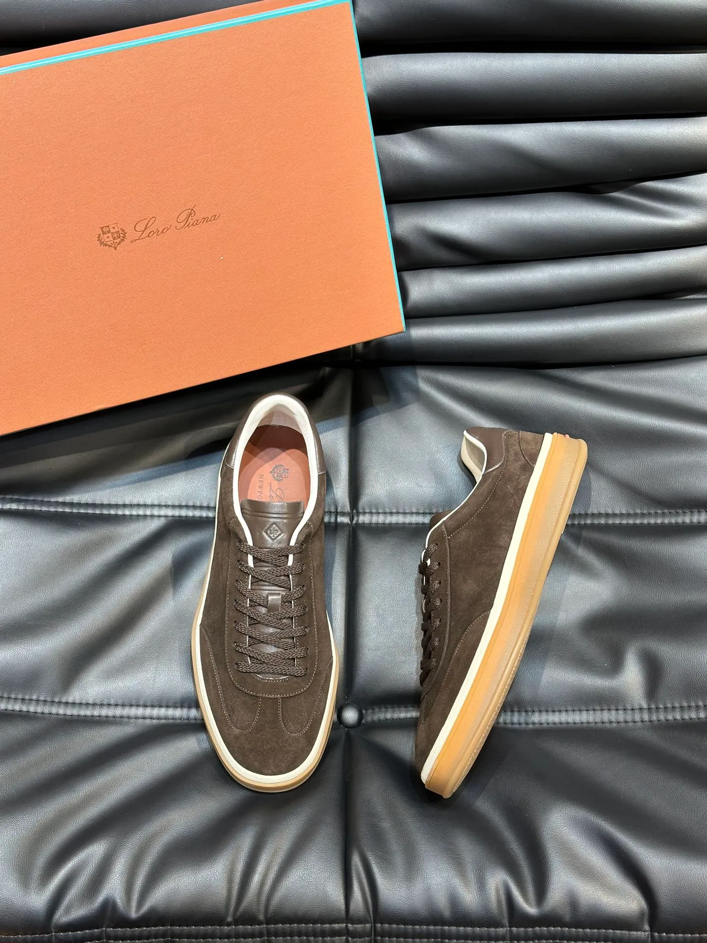 p420 Men's Shoes New 🆕Lp Old Money Style Men's Low-top Casual Tennis Shoes Loro Piana's high-end series has launched sports shoe styles made of soft cowhide. The breathable properties and flexible texture of natural materials make the sneakers both functional and comfortable. The high-quality metal-free tanning and tumble process highlights the natural texture of the leather, while the camel-colored sole and white rubber trim create a double-layer sole effect, making it an everyday shoe that can easily create a lazy and casual style! Size: 39-44 (45, 46 customized